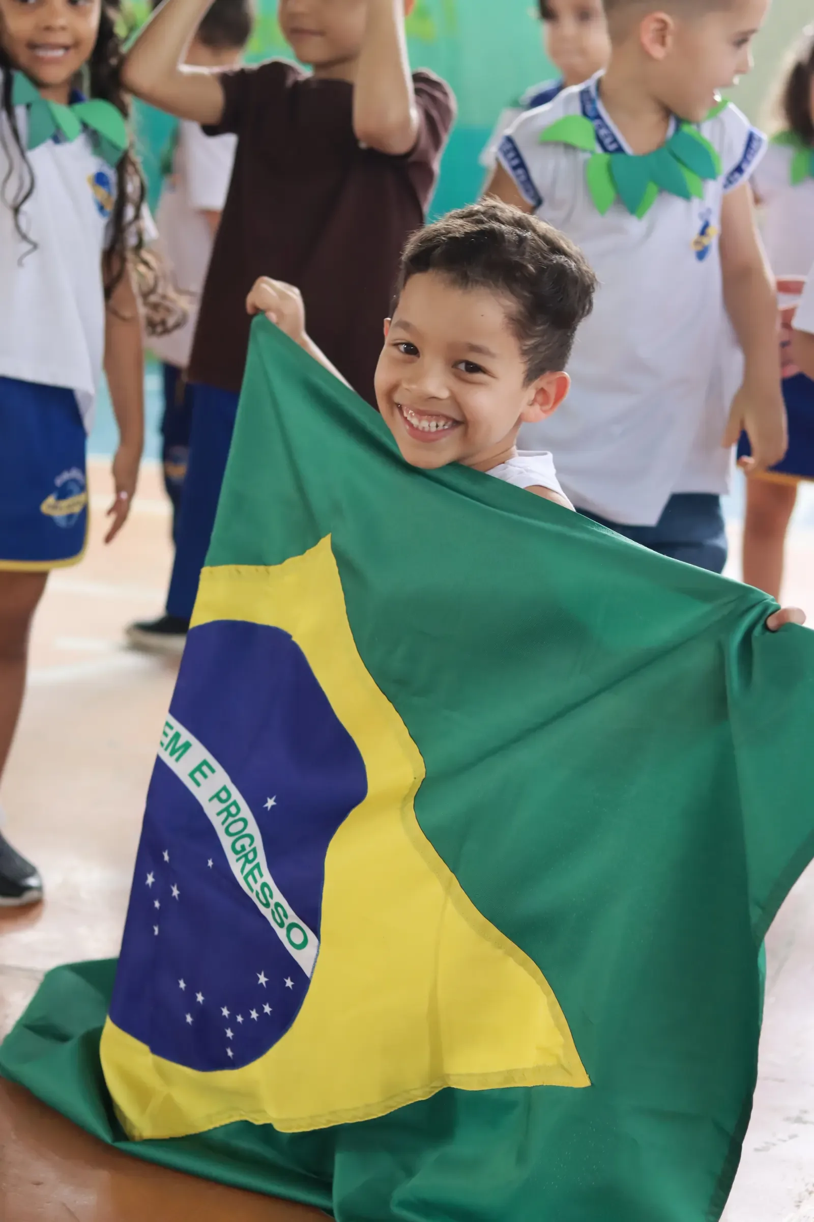 Estudantes em apresentação com símbolos do Brasil