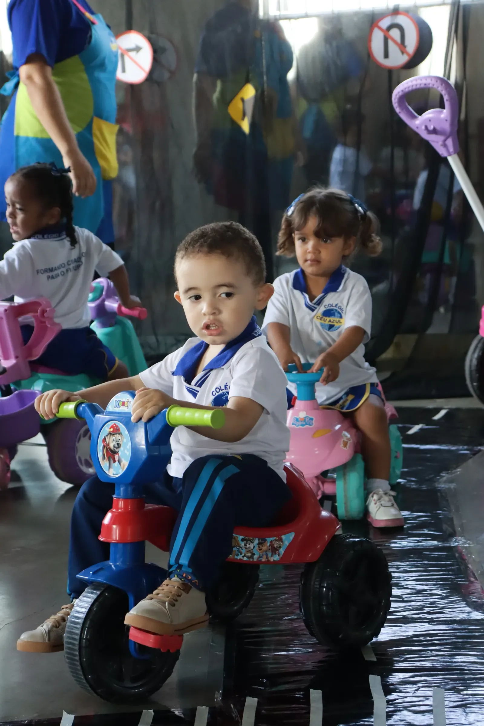 Crianças em atividade com bicicletas