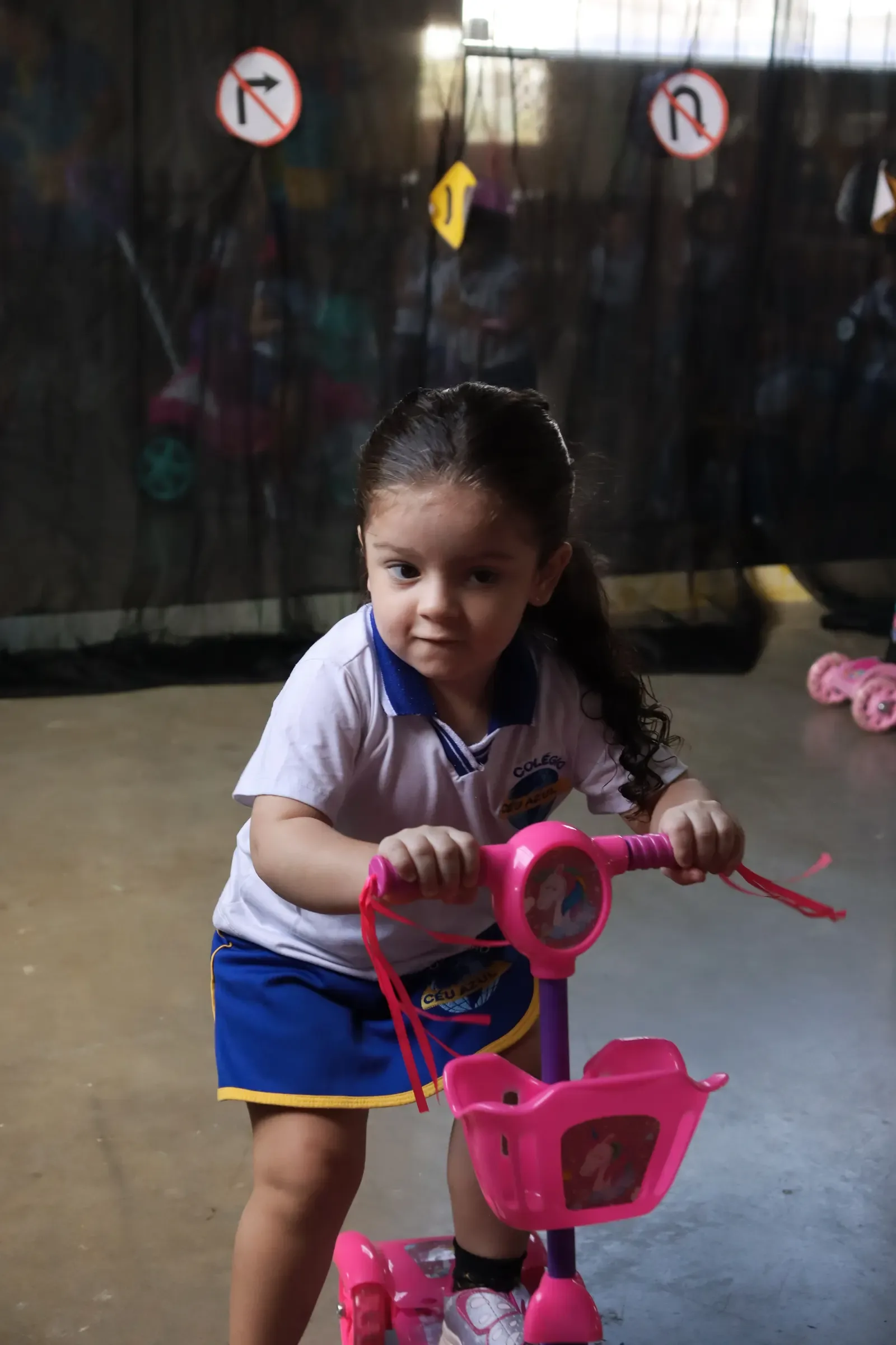 Crianças em atividade com bicicletas