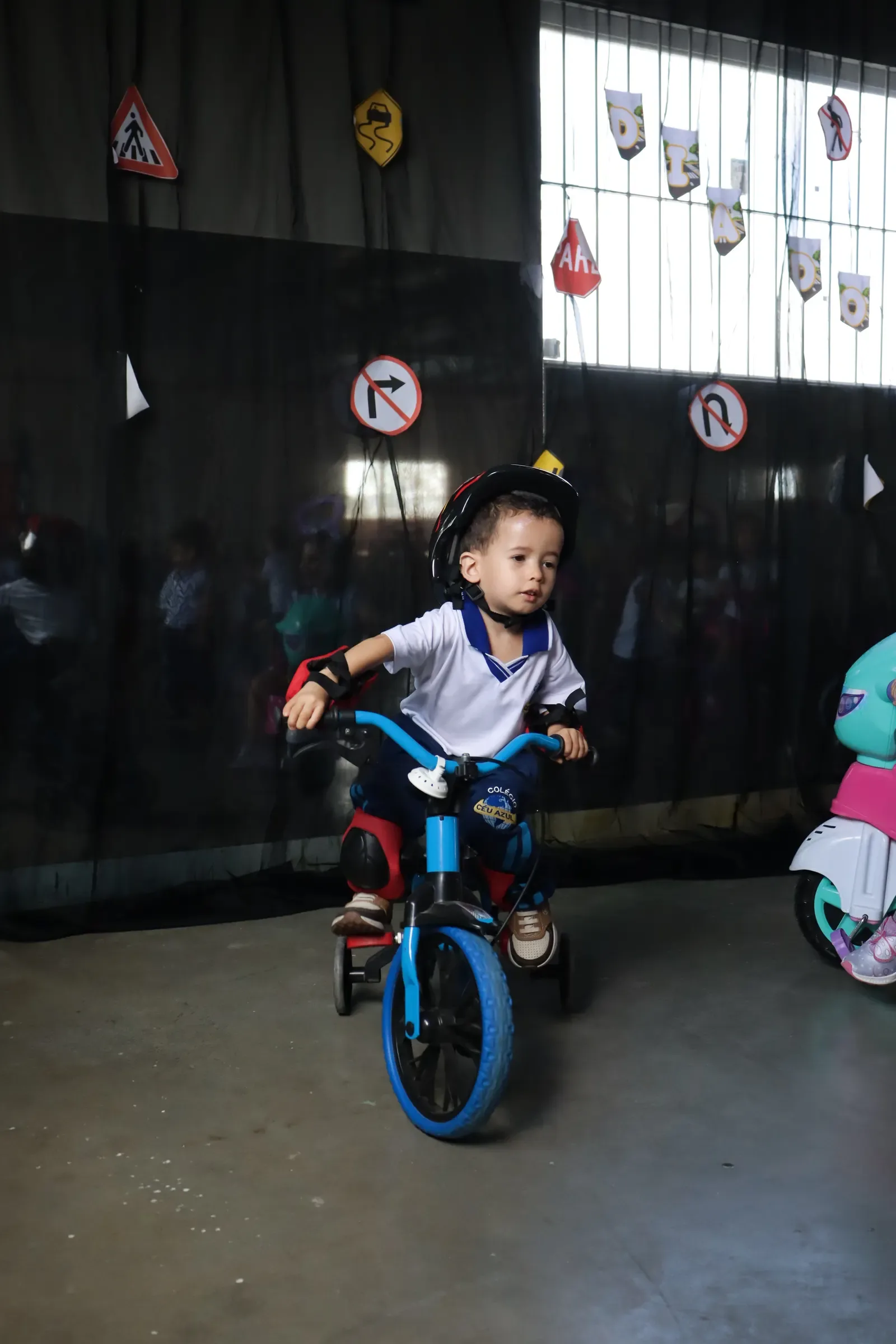 Crianças em atividade com bicicletas