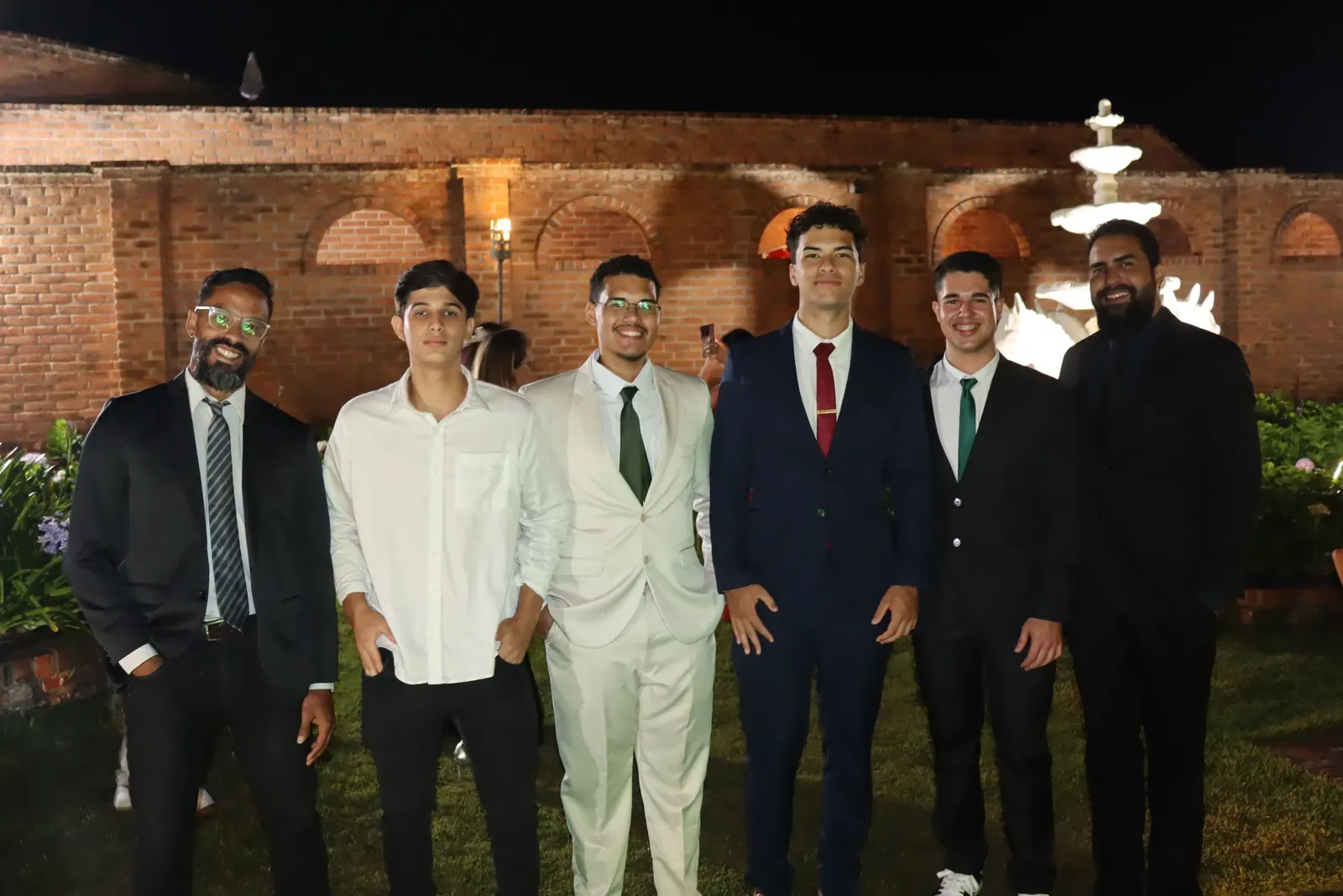 Pessoas reunidas em um encontro de fim de ano