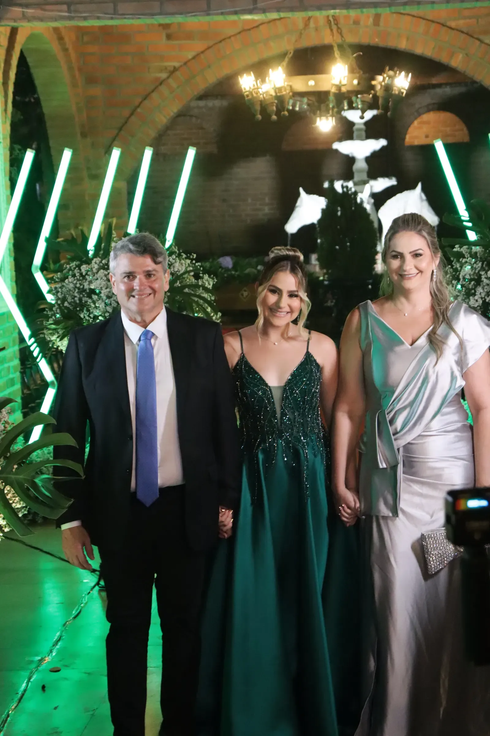 Pessoas reunidas em um encontro de fim de ano