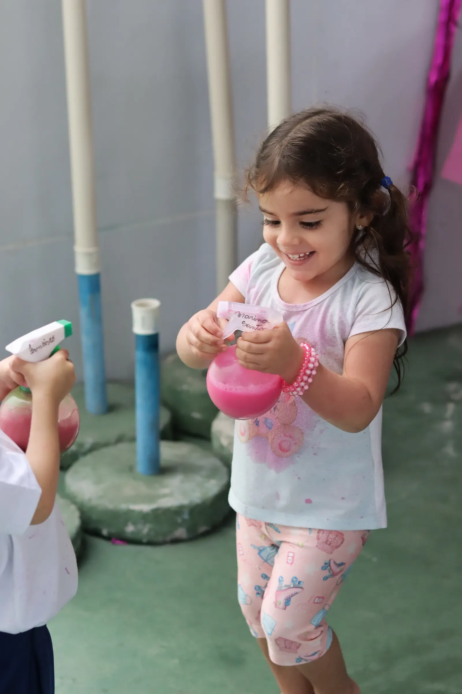 Crianças da Educação Infantil brincando e explorando materiais