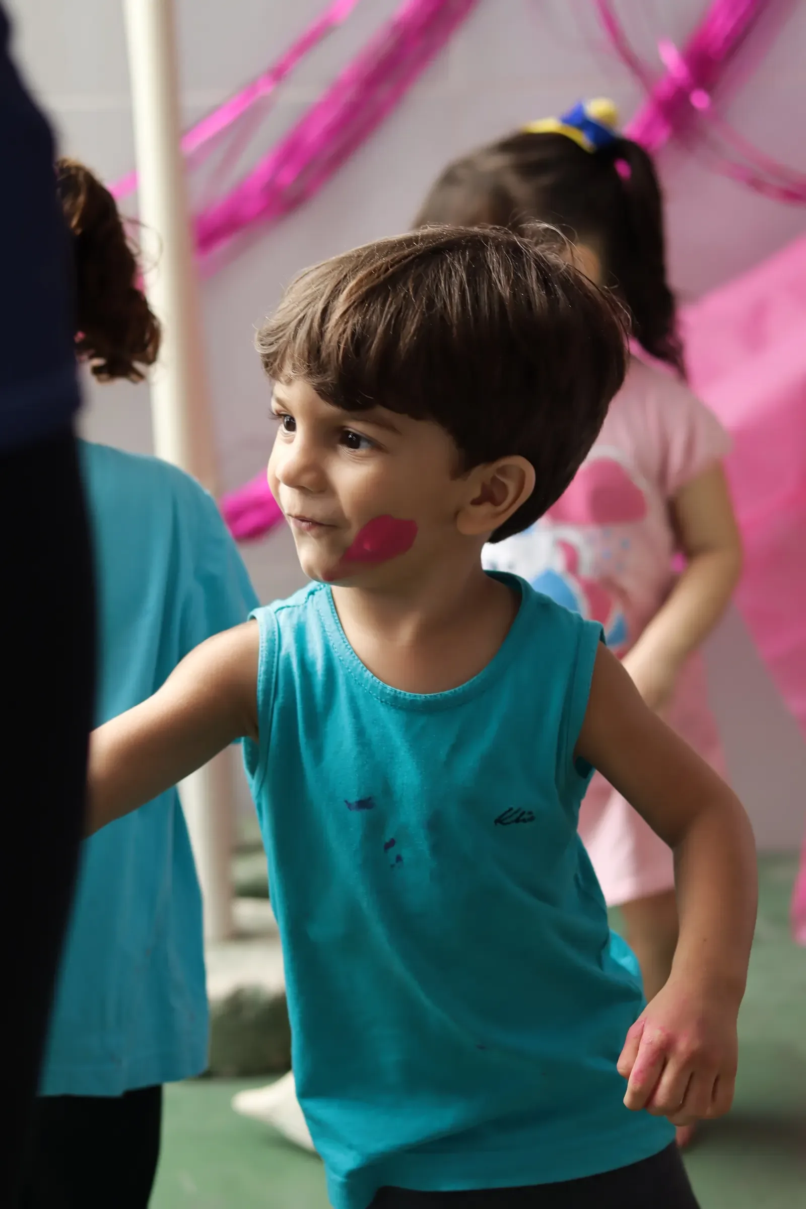 Crianças da Educação Infantil brincando e explorando materiais