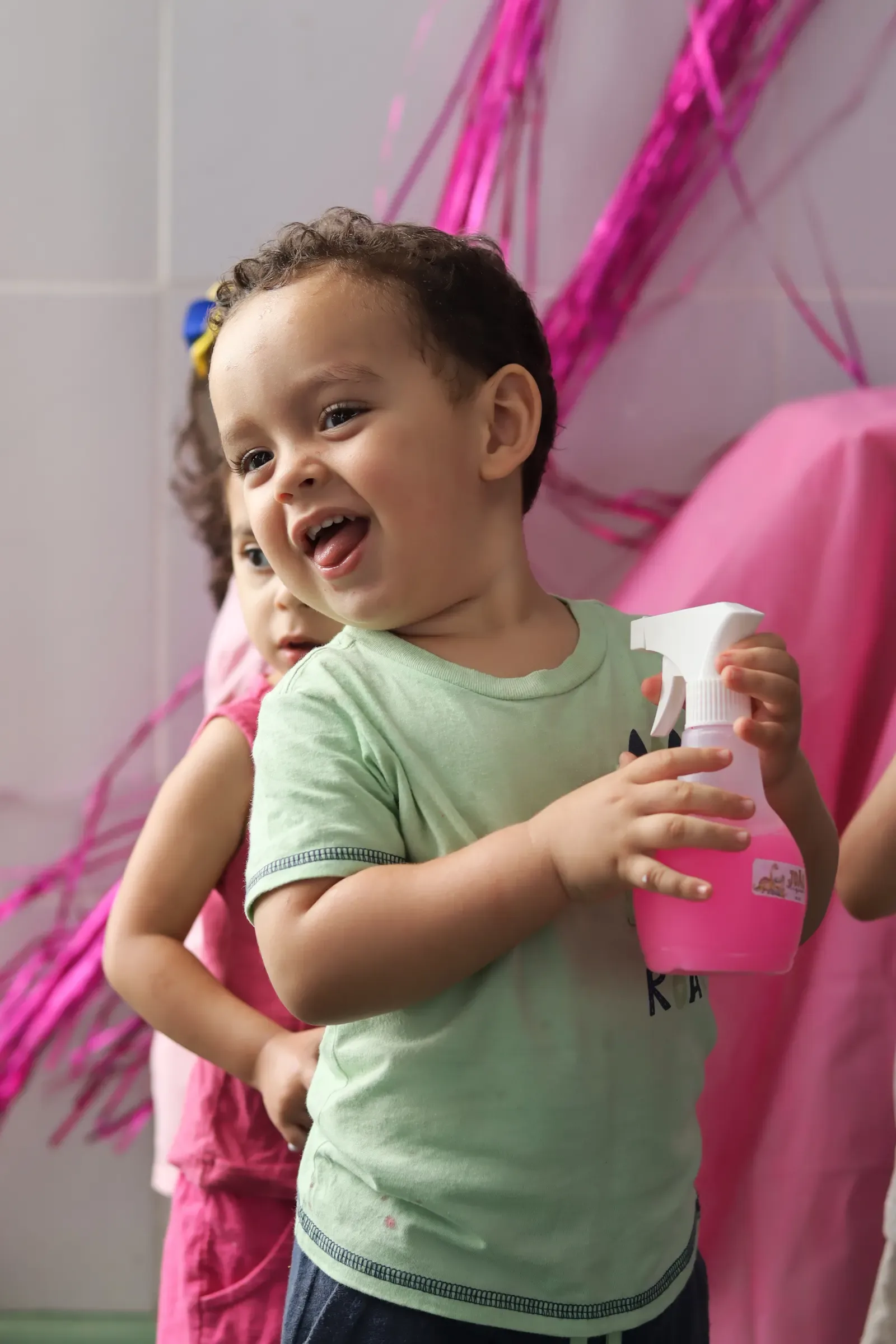 Crianças da Educação Infantil brincando e explorando materiais