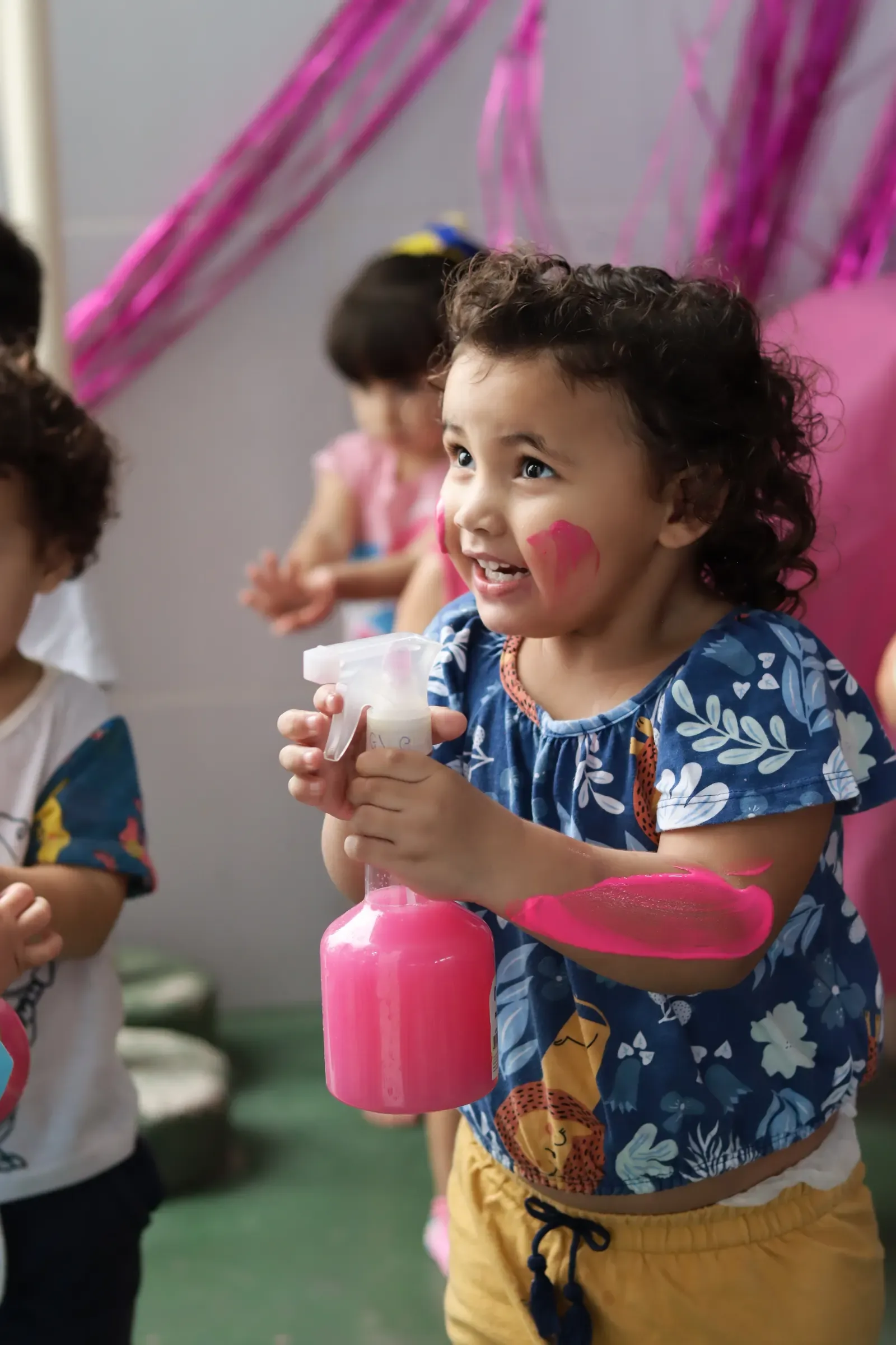 Crianças da Educação Infantil brincando e explorando materiais