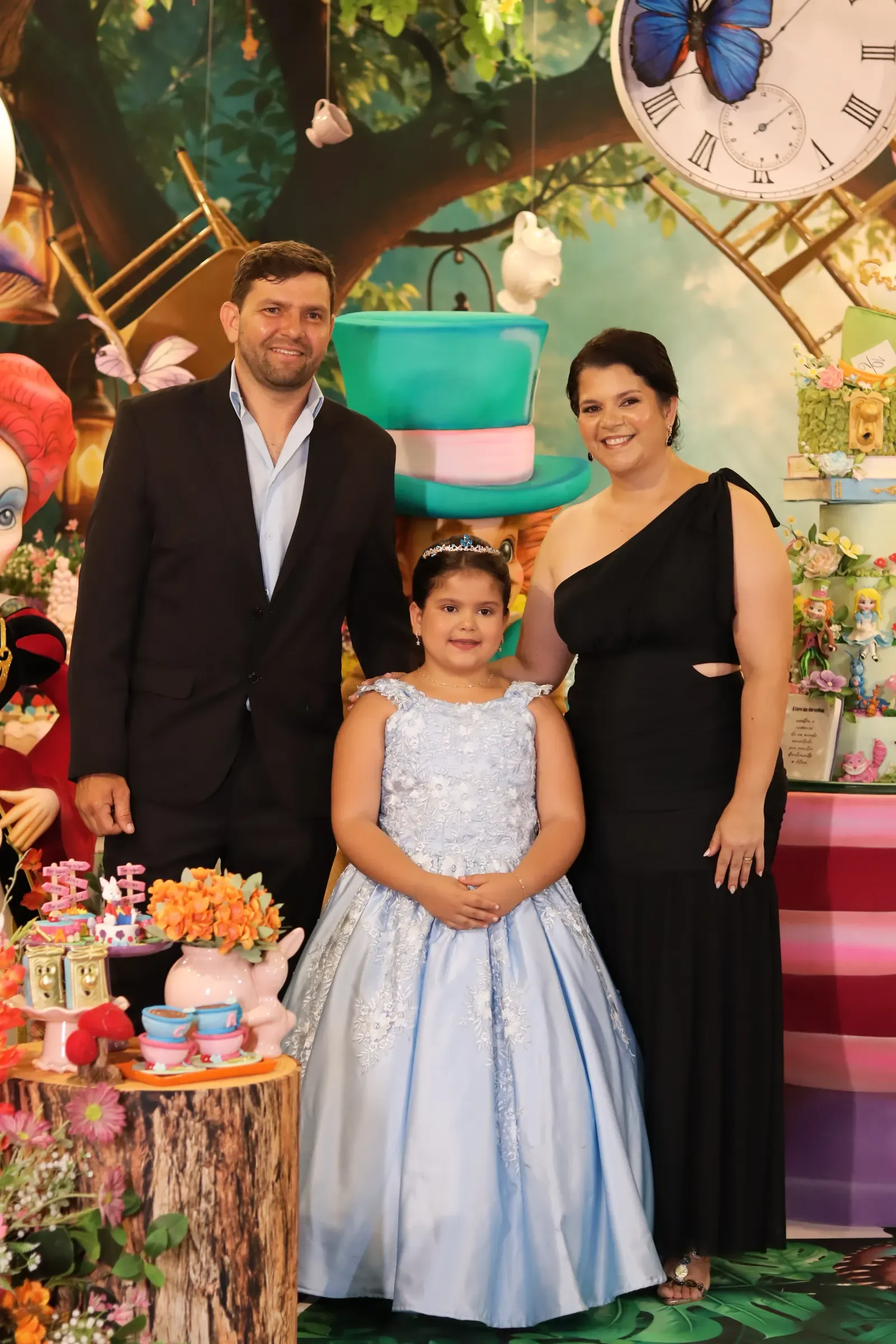 Estudantes e familiares em celebração de formatura