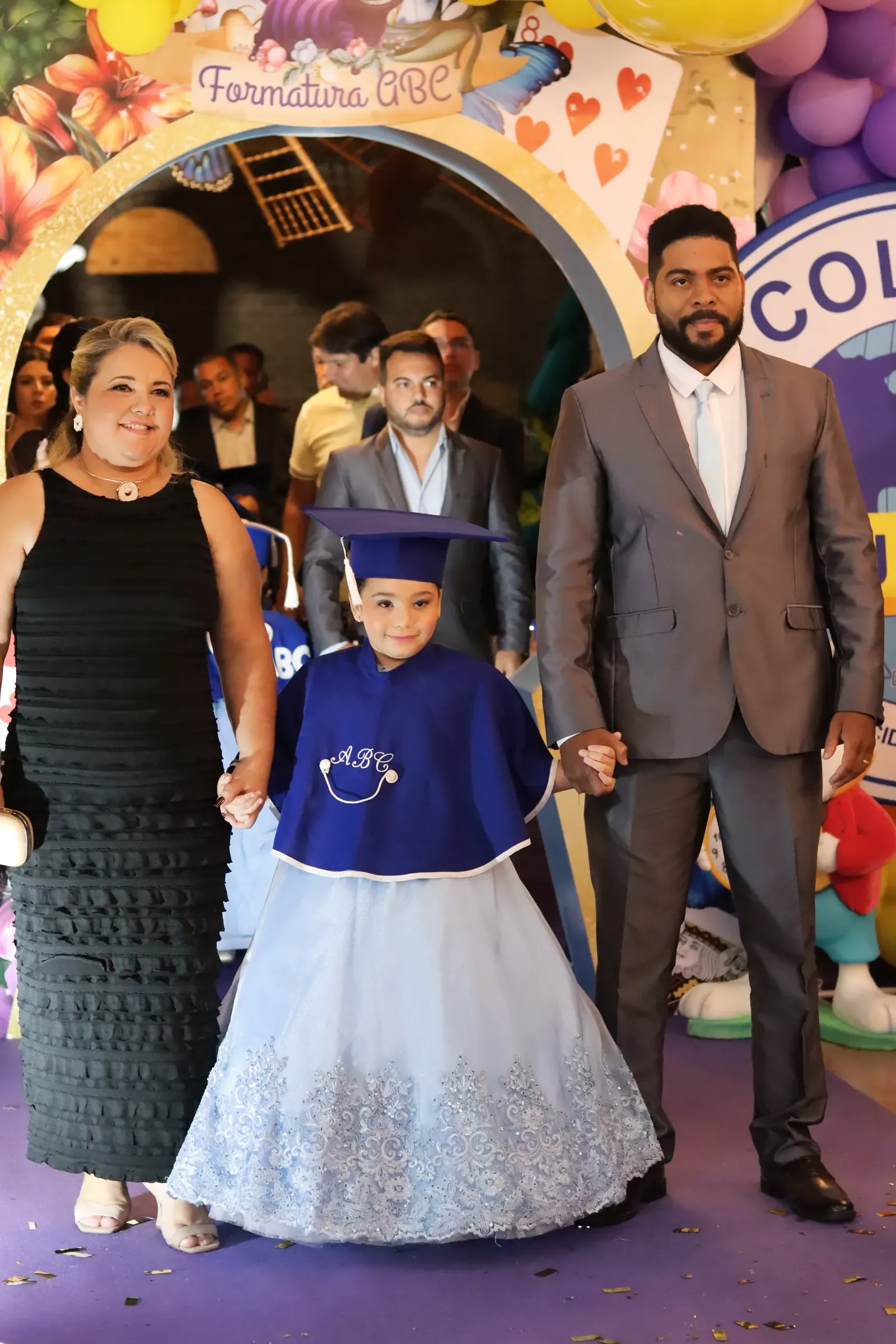 Estudantes e familiares em celebração de formatura