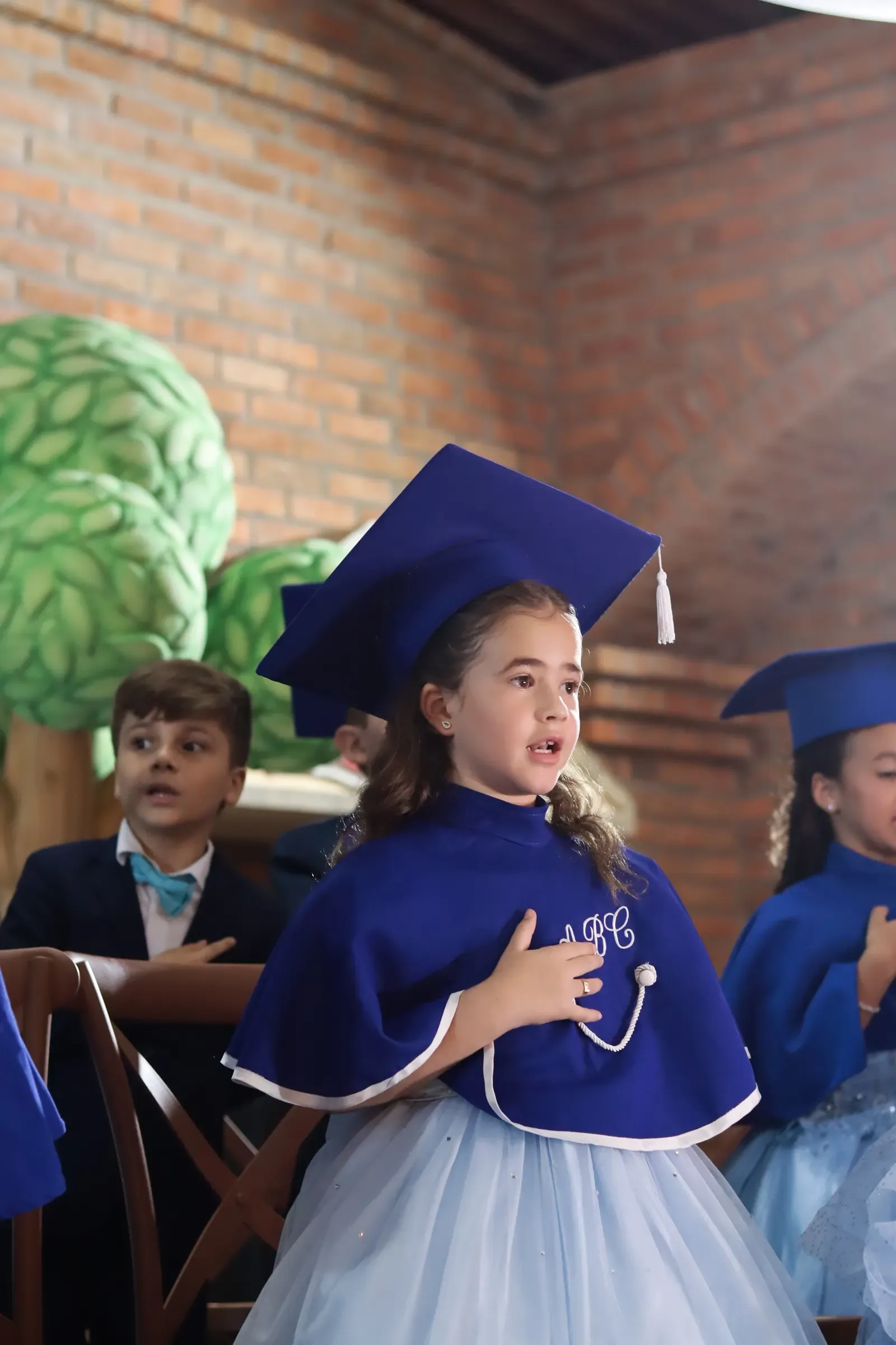 Estudantes e familiares em celebração de formatura