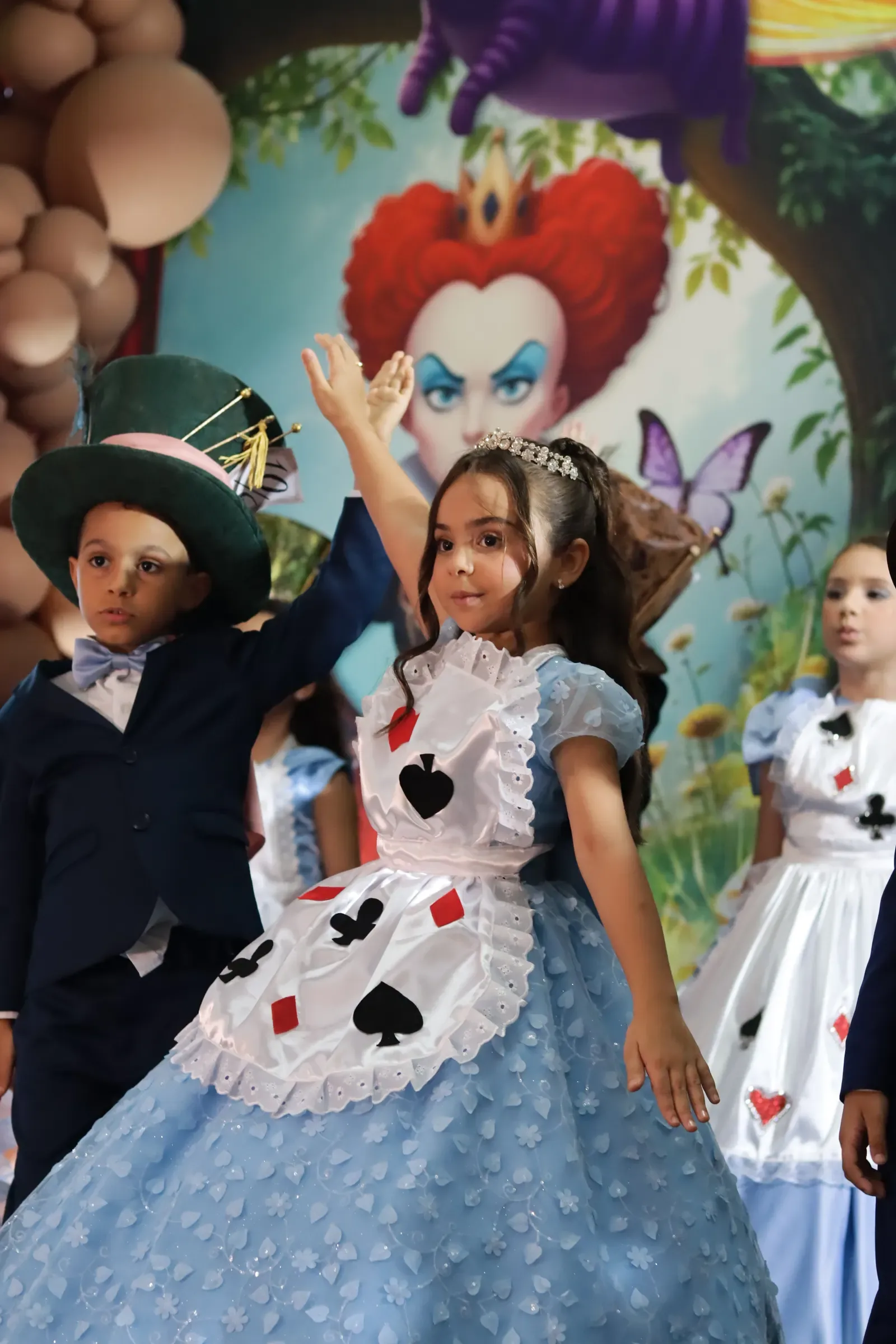 Estudantes e familiares em celebração de formatura