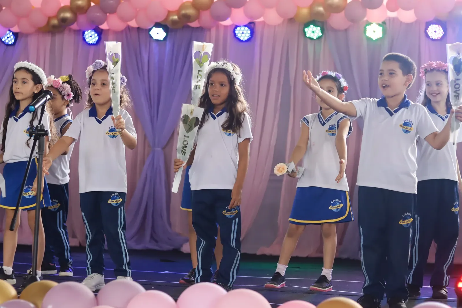 Estudantes se apresentando no palco