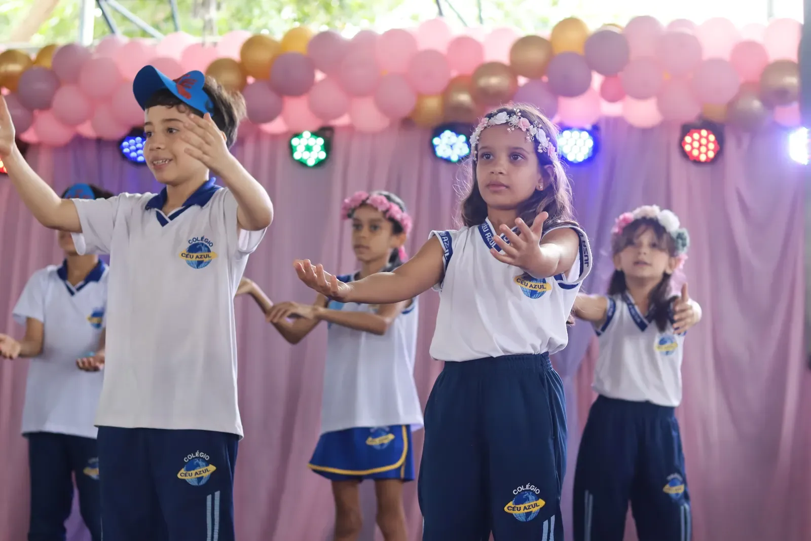 Estudantes se apresentando no palco