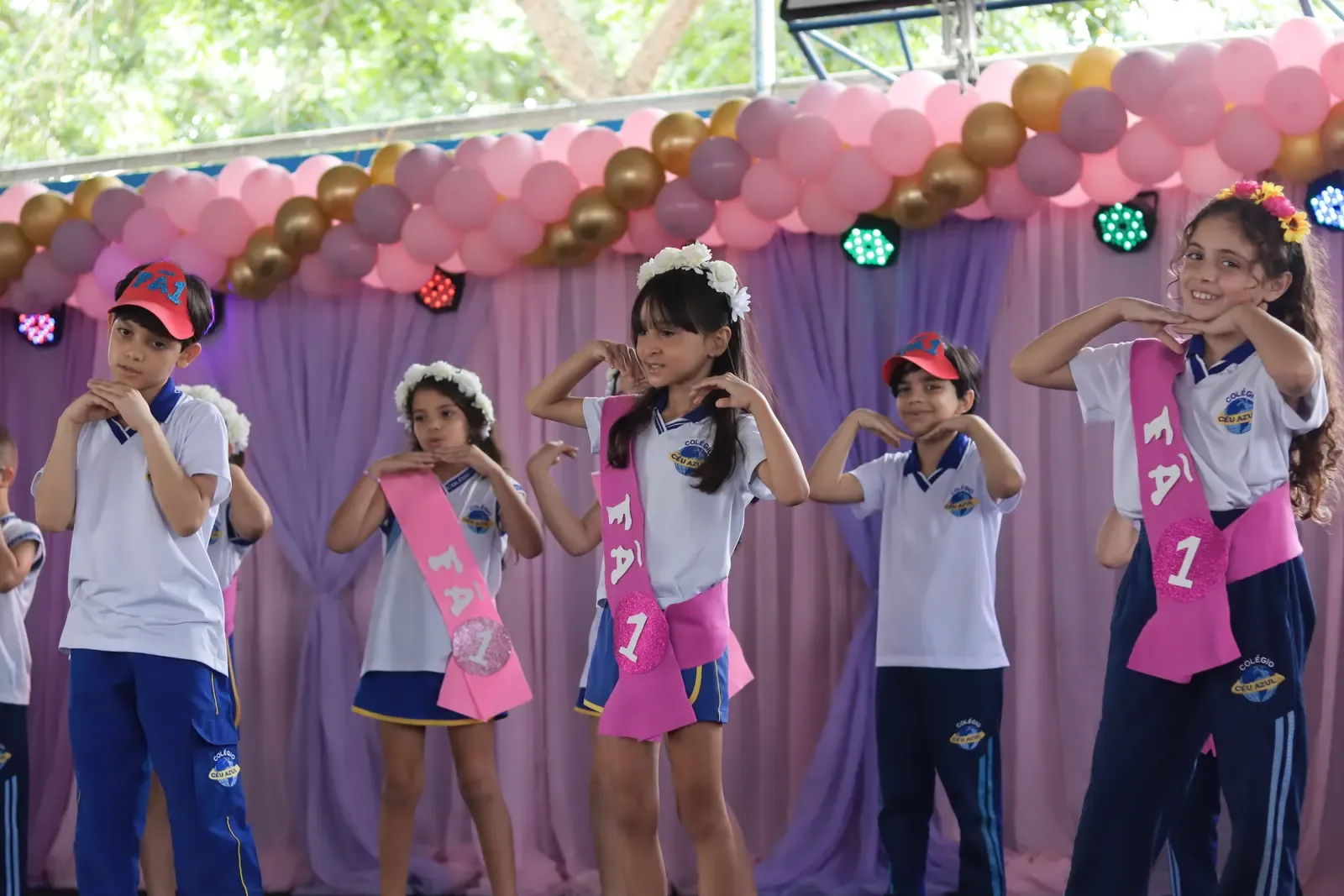 Estudantes se apresentando no palco