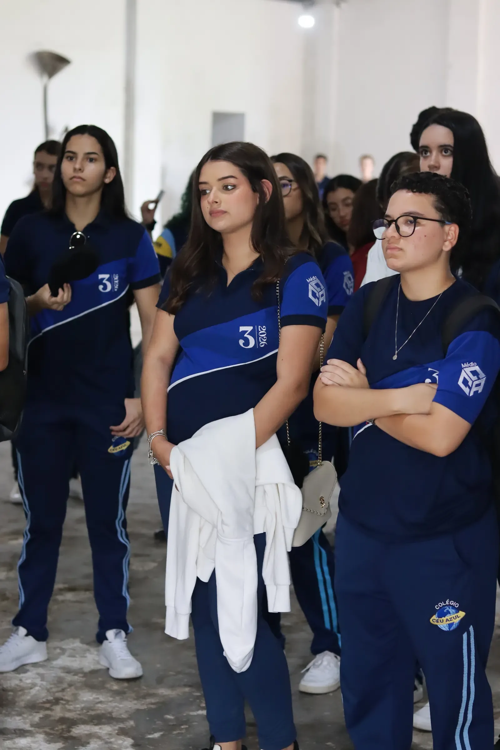 Estudantes reunidos em uma atividade fora da sala