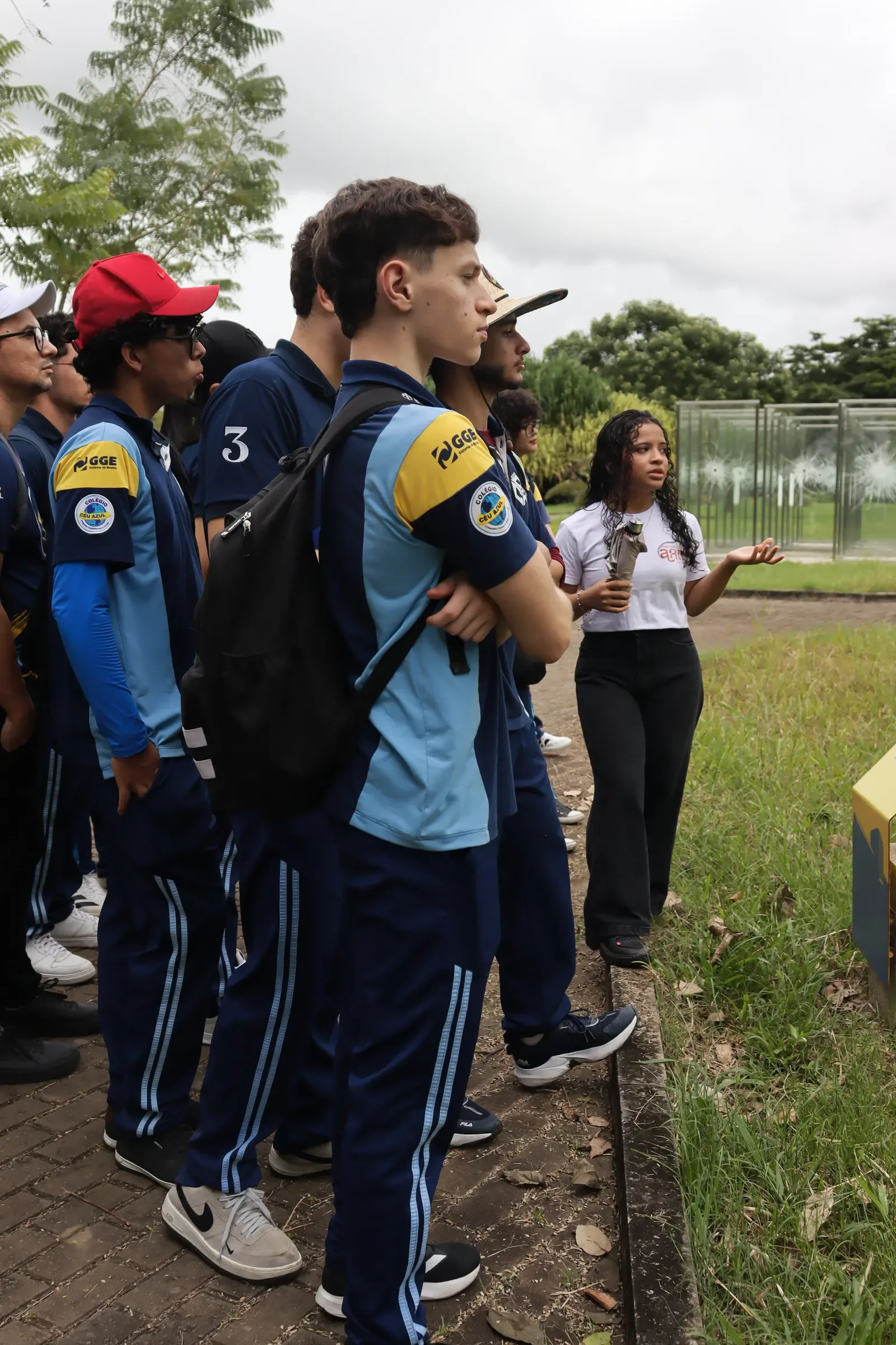 Estudantes reunidos em uma atividade fora da sala