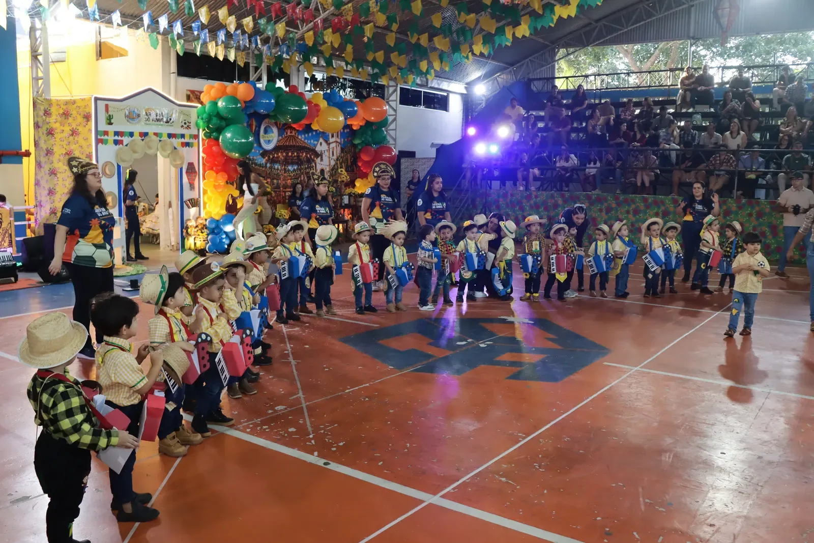 Apresentação cultural com estudantes do colégio