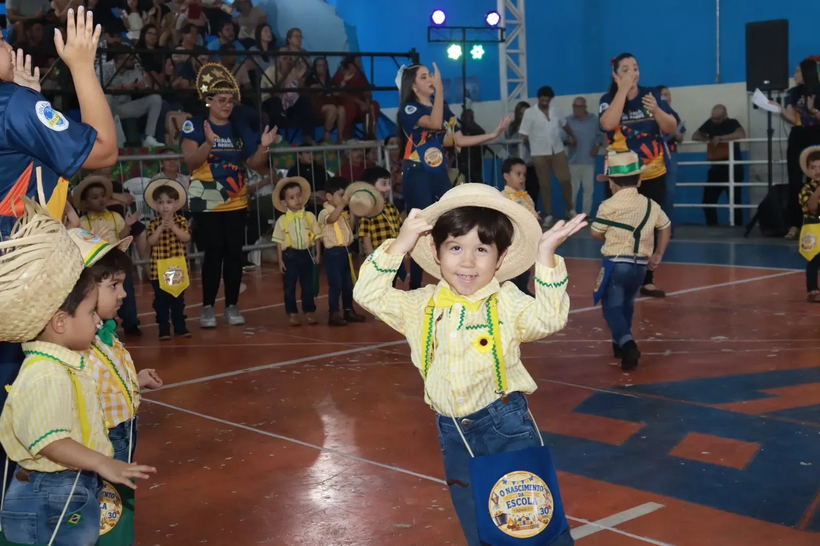 Apresentação cultural com estudantes do colégio
