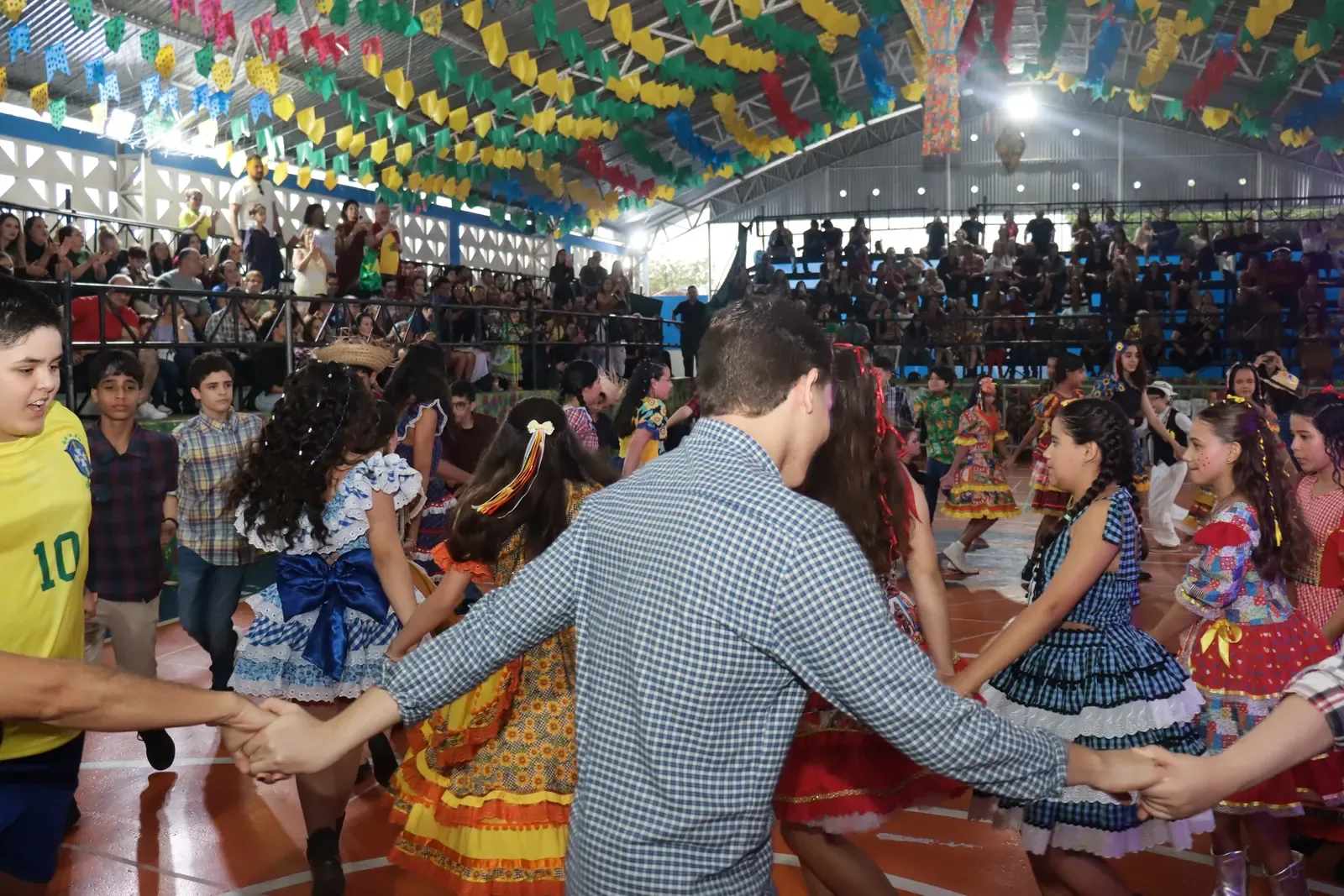 Apresentação cultural com estudantes do colégio