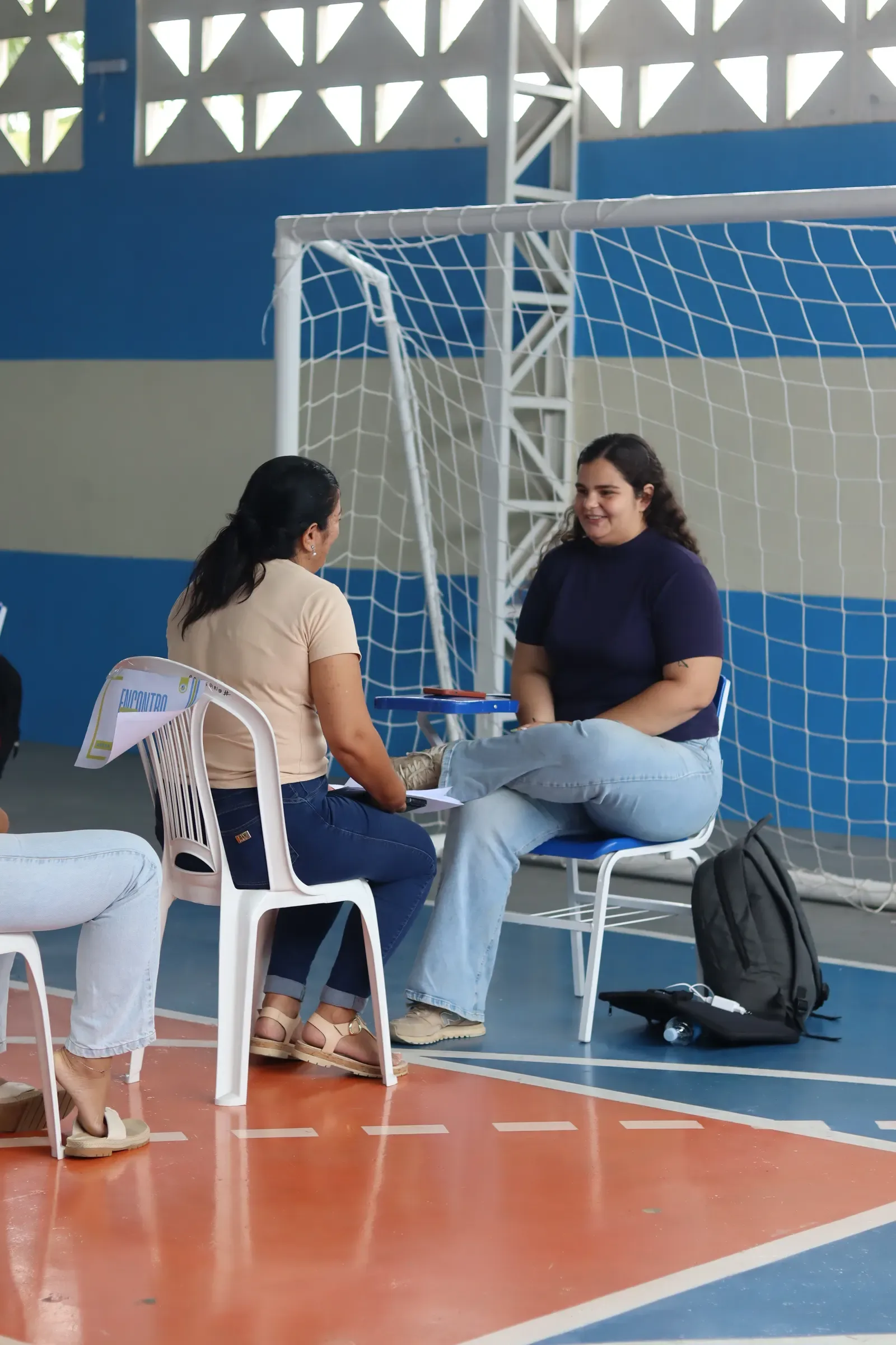 Estudantes participando de atividades em sala
