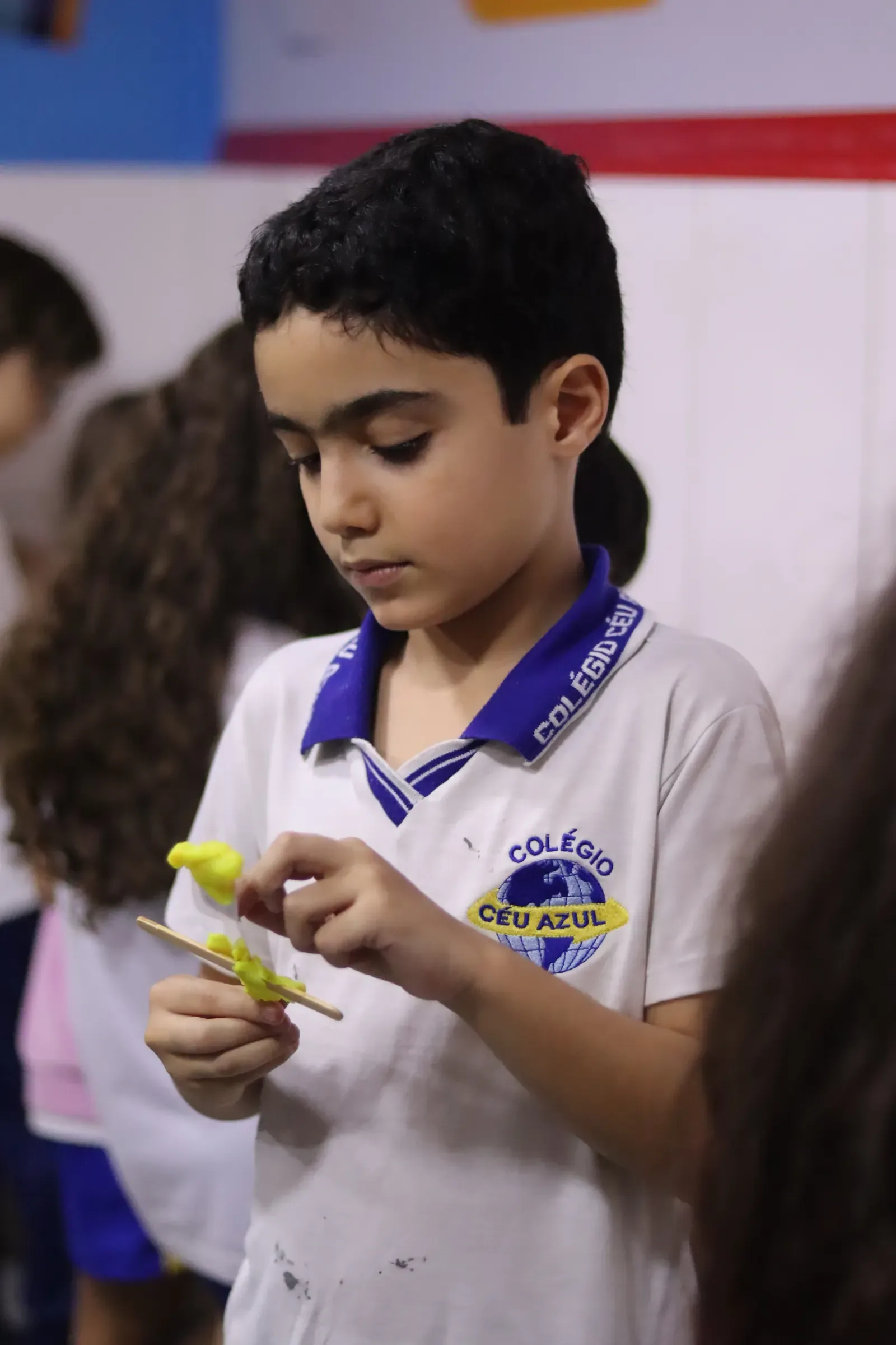 Estudantes participando de atividades em sala