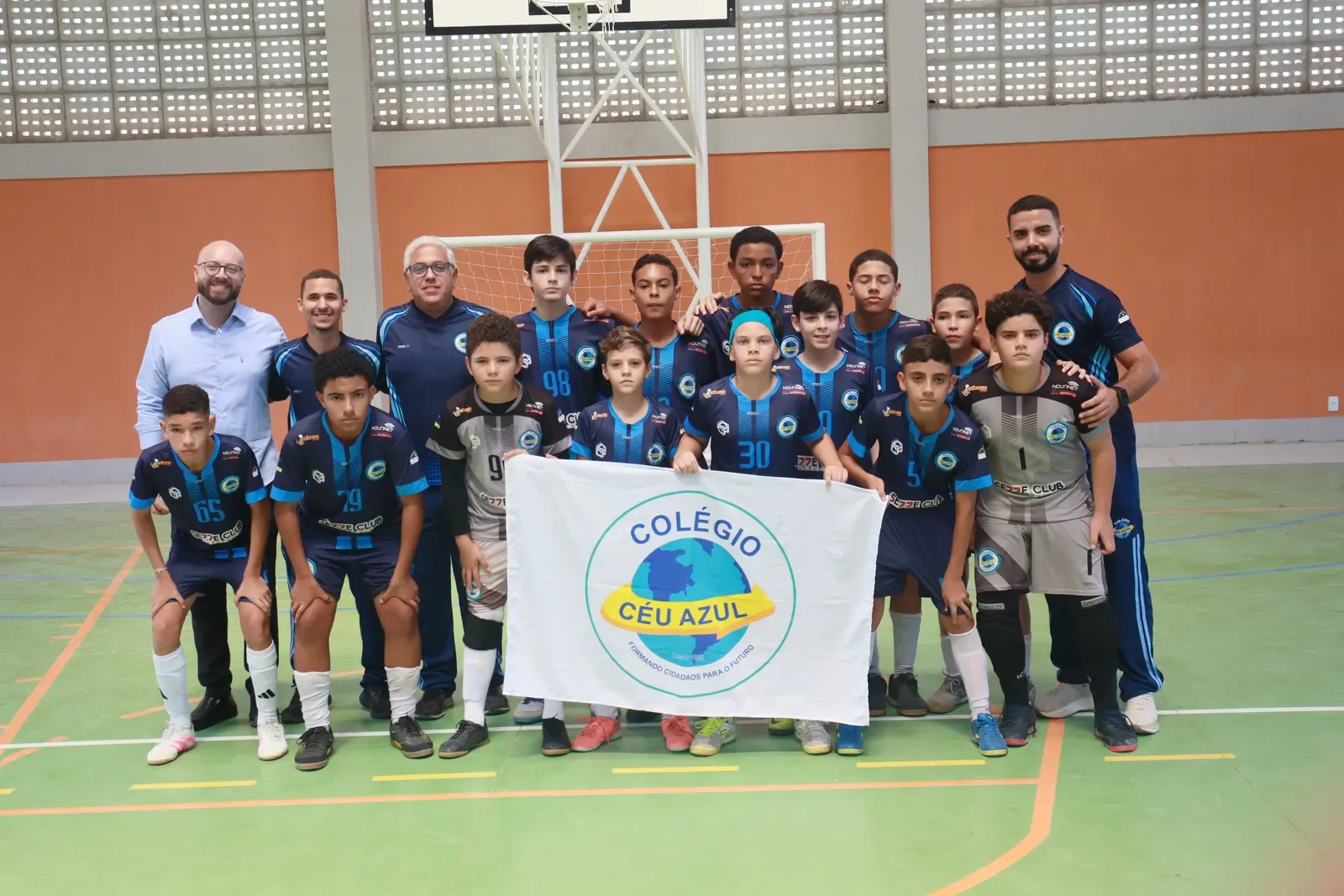 Equipe de estudantes em atividade esportiva
