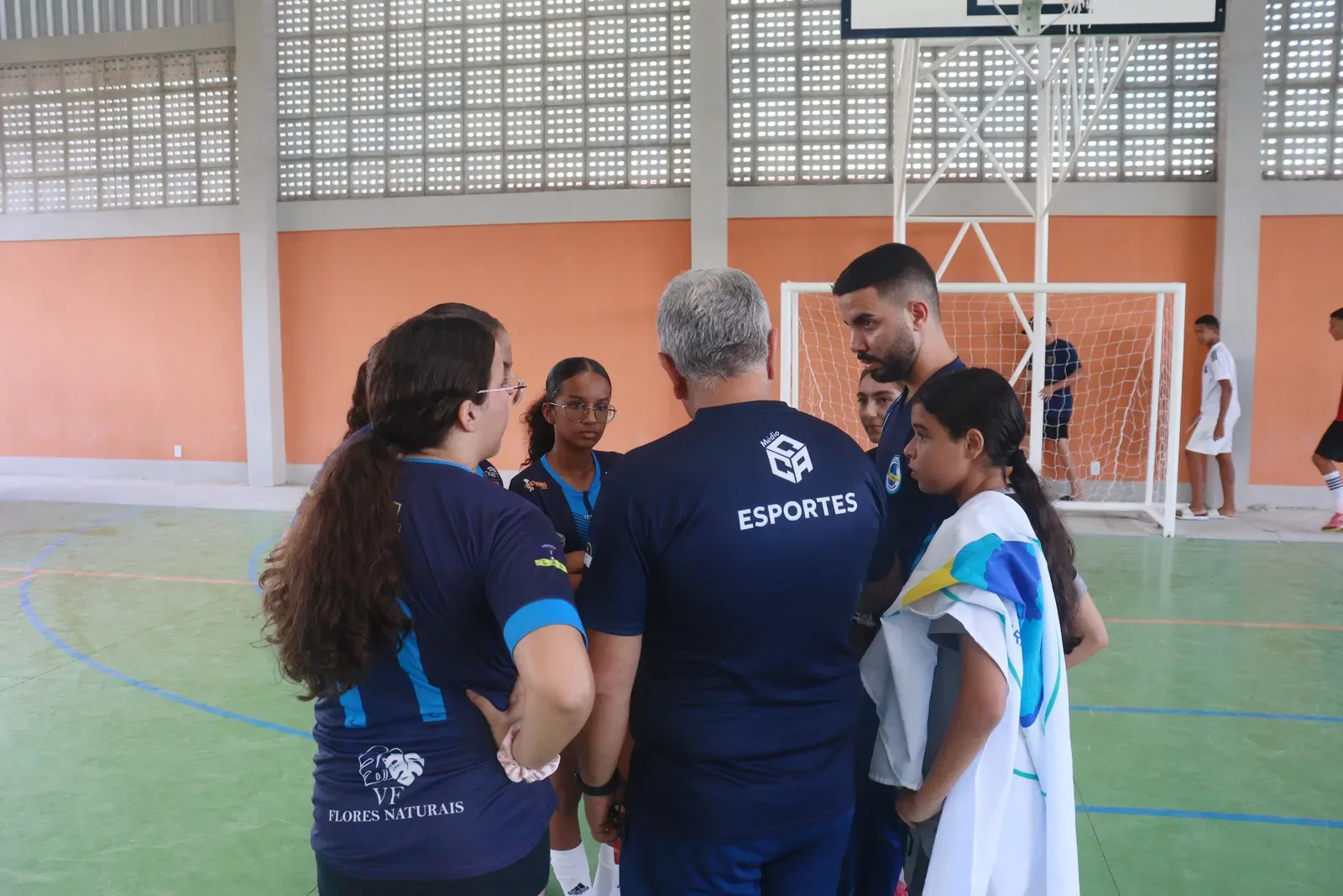 Equipe de estudantes em atividade esportiva